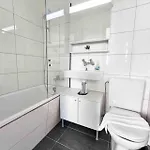 아파트 Downtown Deluxe With Queen Bed Be-25
